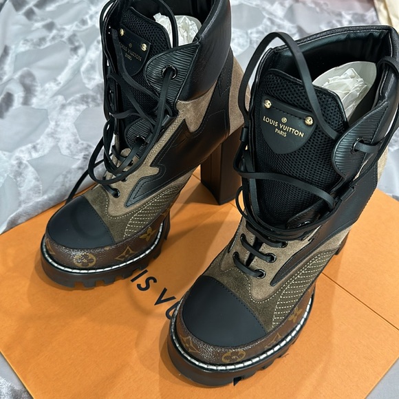 LOUIS VUITTON 
Suede Calfskin Monogram Star Trail Ankle Boots 40 Khaki - Picture 3 of 12